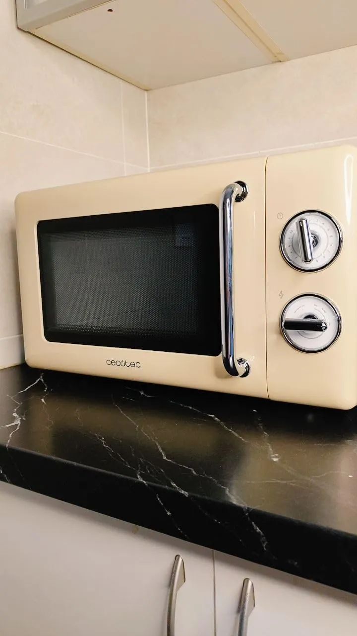 Cecotec ProClean 3010 micro-ondes 20L rétro vert